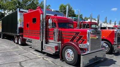 Dean DeSantis' 2018 Peterbilt 389