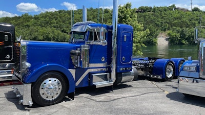 Randy Victory's 1986 Peterbilt 359