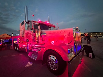 Eva Knelsen's 2021 Kenworth W900L at night