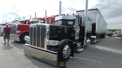 Eddie Telles' 2015 Peterbilt 389