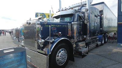 Marcel Pontbriand's 1989 Peterbilt 379 and 2015 Great Dane