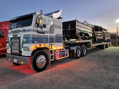 Kenny Lovett's 1990 Freightliner COE