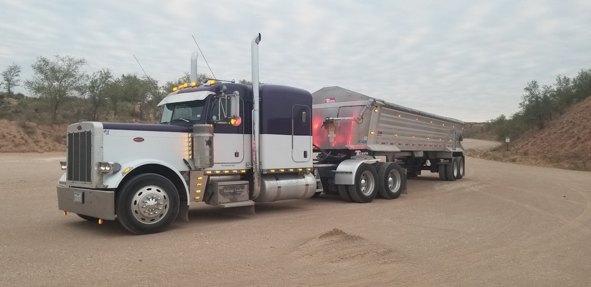 Dale Radcliff's 2001 Peterbilt 379 Overdrive
