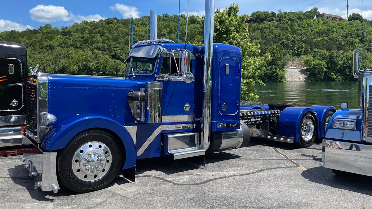 ‘Nut Buster’: The 1986 Peterbilt 359 of Randy Victory