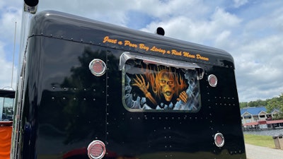 Flattop sleeper on Randy Victory's 1999 Peterbilt 379