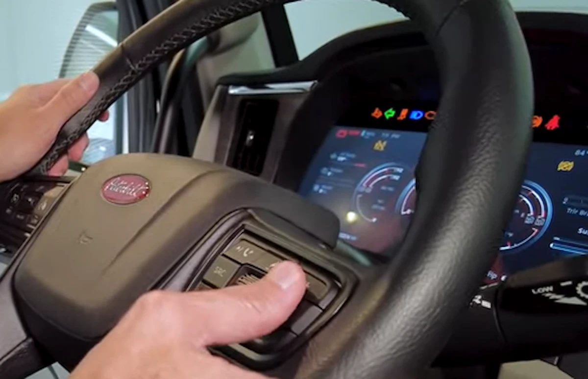 76K Kenworth, Peterbilt trucks recalled over freezing dash displays - Vimarsana News
