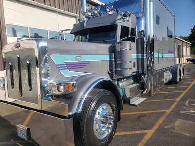 Rick and Terry Henderson's 2022 Peterbilt 389