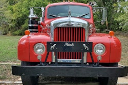 Marvin Graves' 1963 Mack B61 front view