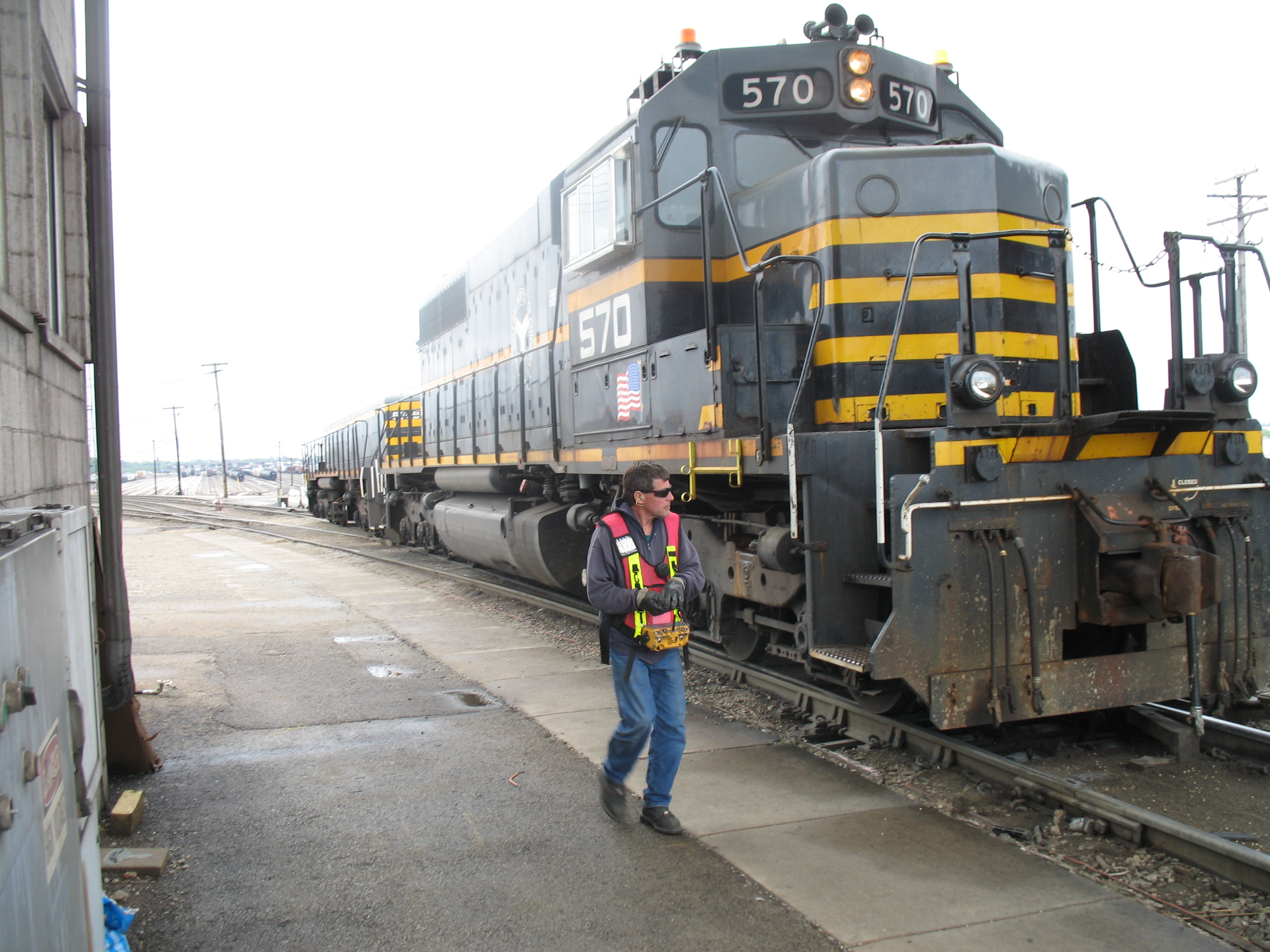 A trail rolls into Chicago's Belt Railway clearing yard.