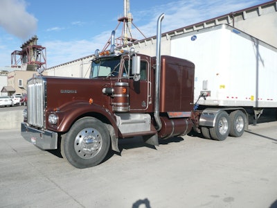 Vaughn Wood's 1972 Kenworth W925