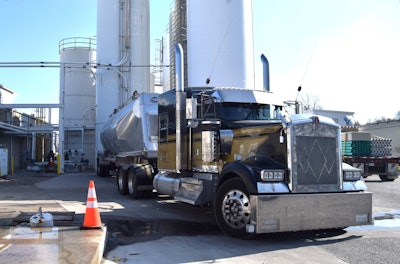 2021 Bandit Kenworth offloading at Cresline plastic pipe