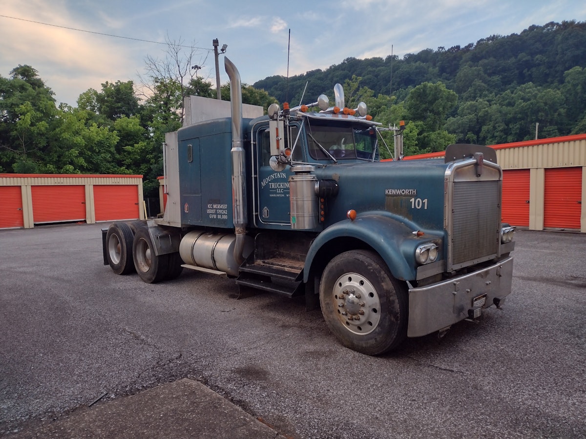 Donald Courts' 1974 Kenworth W921 Overdrive