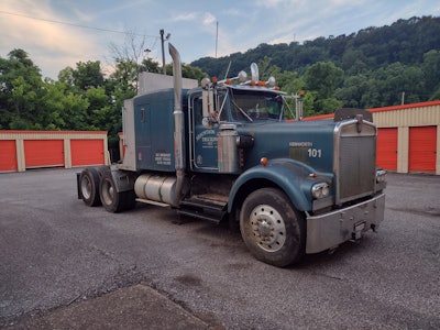 Donald Courts' 1974 Kenworth W921