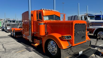 JL Gate Co.'s 2000 Peterbilt 379