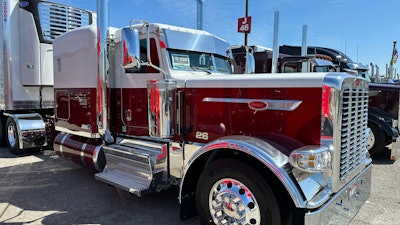 Eagle Eye Logistics' 2023 Peterbilt 389X