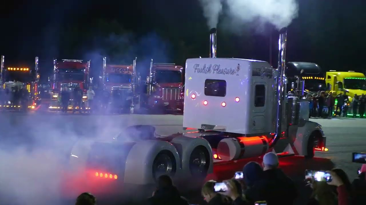 Diesel Freak's 2007 Kenworth W900 doing a burnout