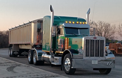 Larry Wallace's 1996 Peterbilt 379