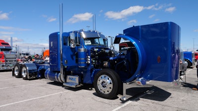 Zach Curry's 2016 Peterbilt 389