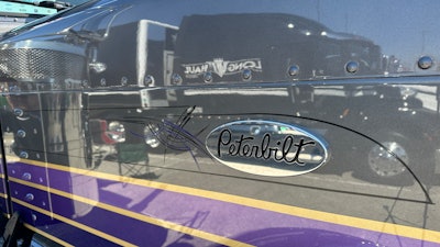 Pinstriping on Brian Cobb's 2019 Peterbilt 389