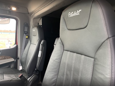 peterbilt 589 interior
