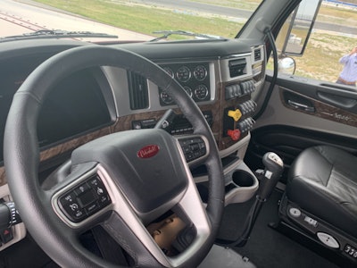 peterbilt 589 interior dashboard