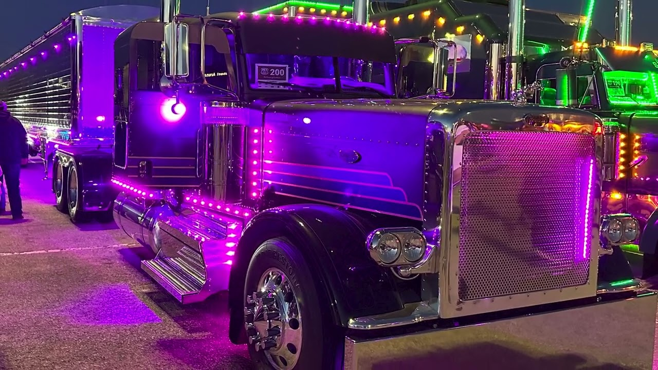 Brian Cobb's 2019 Peterbilt 389 at night