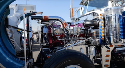 Engine of Willie Flores Jr.'s 1995 Peterbilt 379