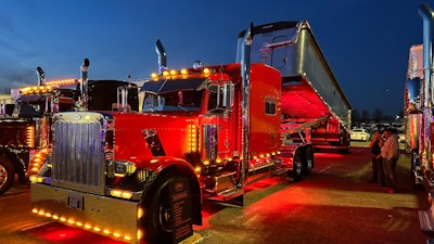 Carson Mullins' 2007 Peterbilt 379 at night
