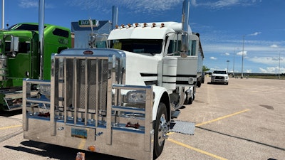 Herd bumper on Nikki Cheek's 2008 Peterbilt 389