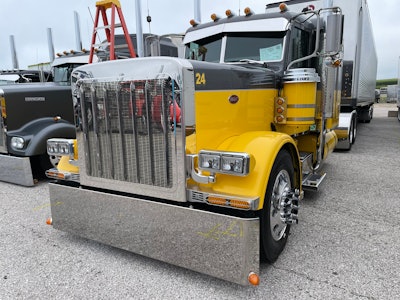 Jonathan Yohn's 2013 Peterbilt 389 and 2019 Great Dane