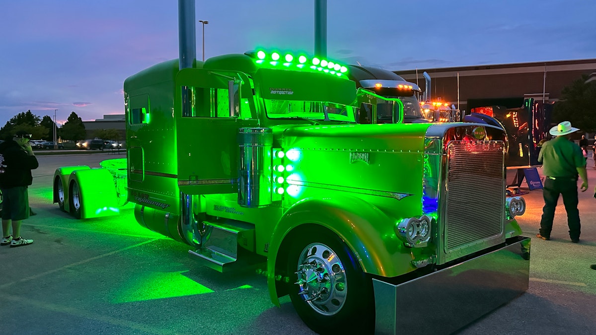 Colorado cattle hauler's '03 Pete a 'Slammed Distraction Colorado cattle hauler's '03 Pete a 'Slammed Distraction