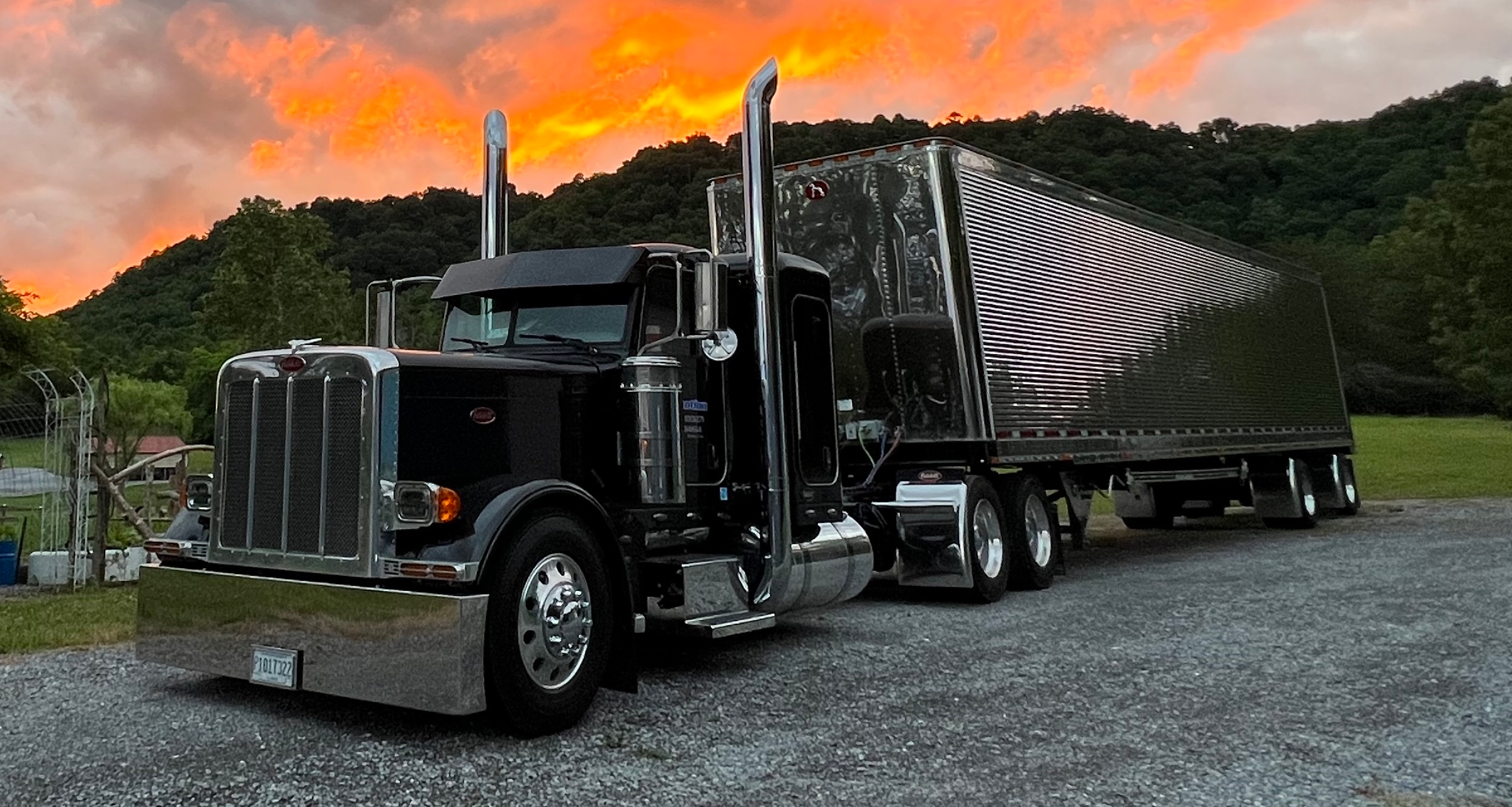 Mike Scherkenbach/Harold Smith's 2011 Peterbilt 389/2018 Great Dane