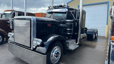 Craig Stewart's 1971 Peterbilt 359