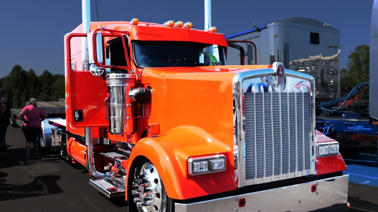 K&D Transport's 2003 Kenworth W900L