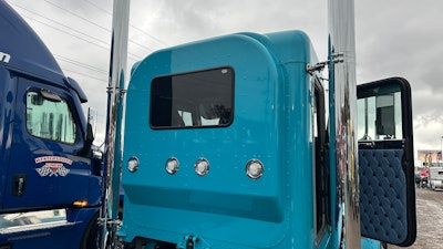 Daycab conversion of Mauricio Soto's 2005 Peterbilt 379