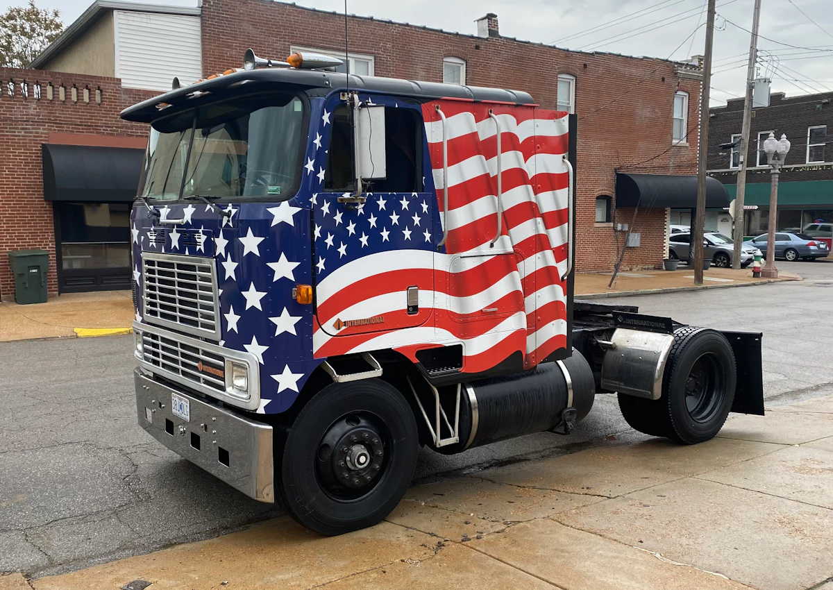 Fleets honor veterans with patriotic rigs - Vimarsana News