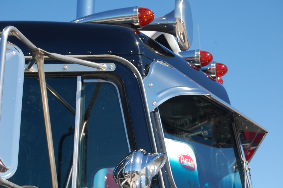 Owner-op Greg Crispell's finely tuned flattop 1984 Peterbilt