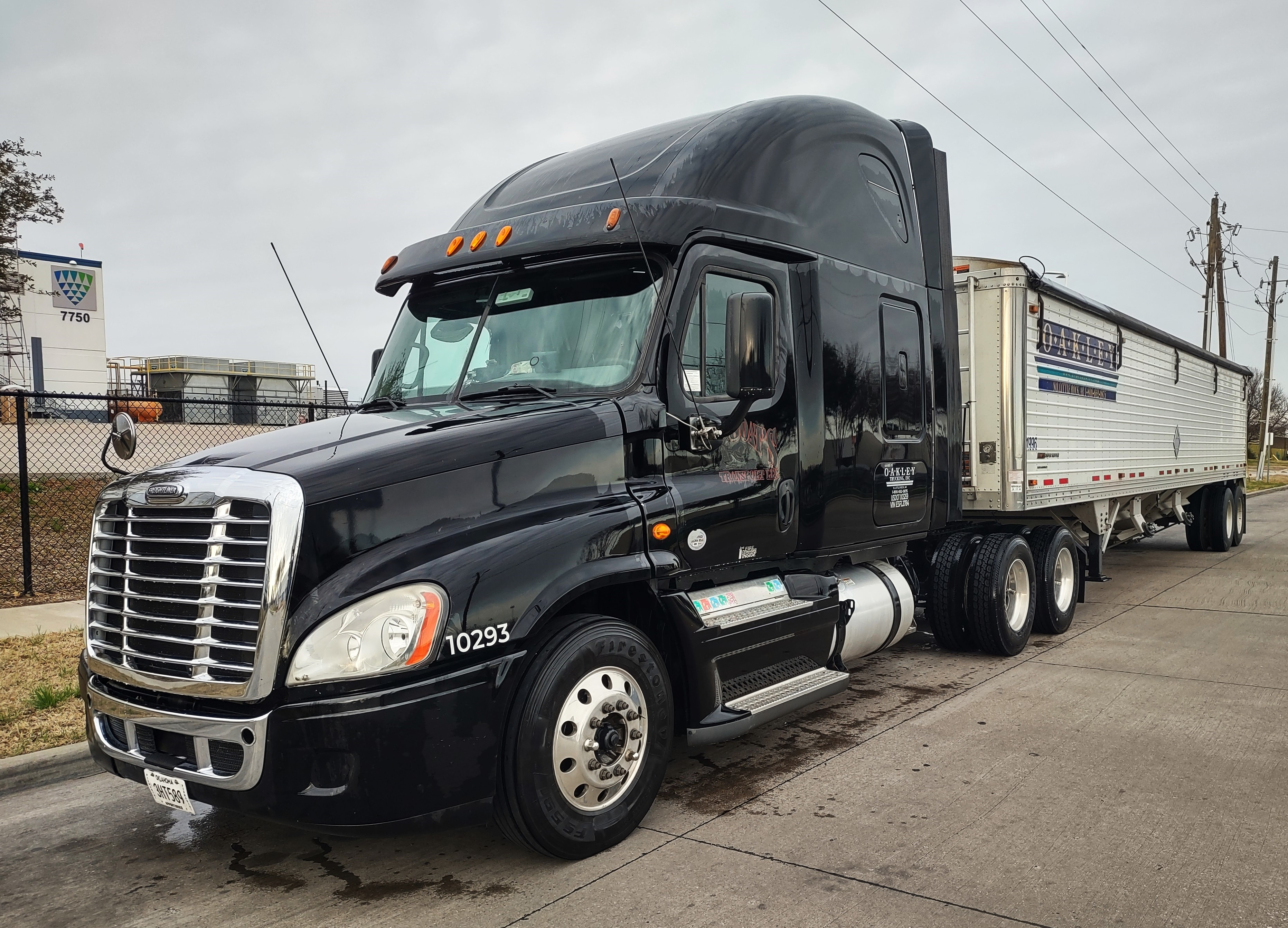 Doug Viaille's 2014 Freightliner Cascadia, Oakley hopper