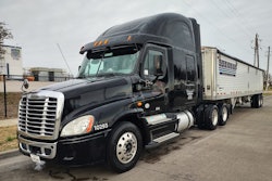 Doug Viaille's 2014 Freightliner Cascadia, Oakley hopper