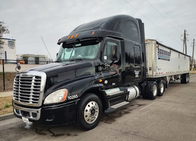 Doug Viaille's 2014 Freightliner Cascadia, Oakley hopper