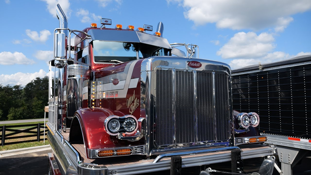 Scott Carder's Peterbilt 379 tritoon boat
