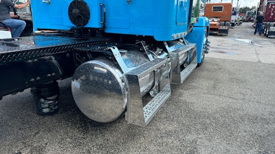 Raiko Graveran's 1995 Freightliner FLD120 side view