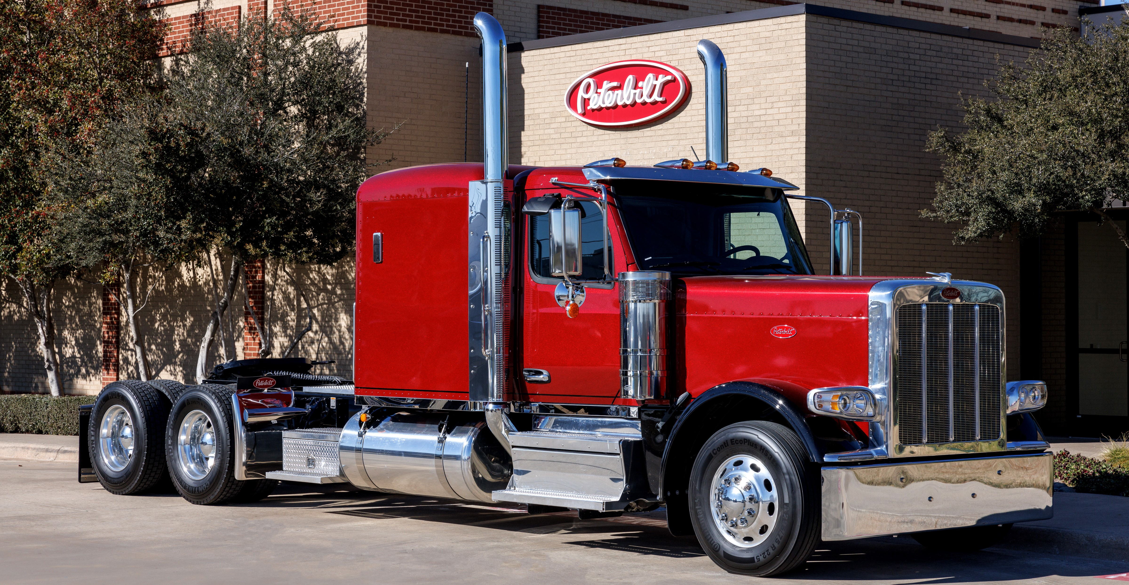 Peterbilt 589 with 72-inch low-roof sleeper