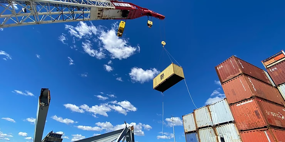 crane removing containers from the ship that caused the collapse