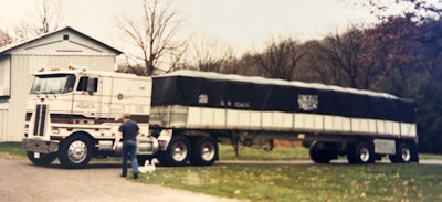 Gary Schloo's 1984 Peterbilt cabover