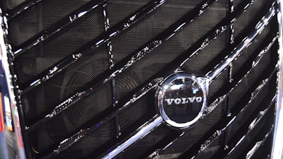 Volvo VNL grille image