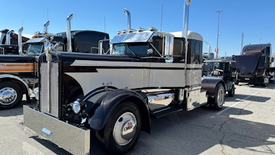 Damian Minteer's 1955 Kenworth