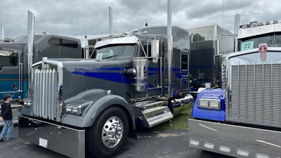 2023 Kenworth W900