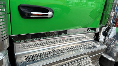 light bar on Russell Cummings Peterbilt 589