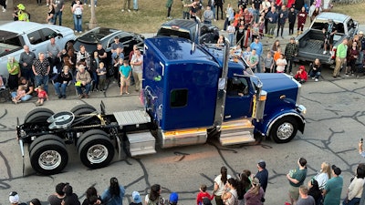 2025 Peterbilt 589 in Peterbilt Pride & Class Parade
